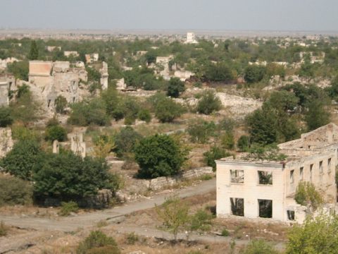 Baş götür bu əhli-dünyadan ayaq tutduqca qaç…