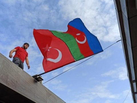 Bakı Türkiyə-Azərbaycan bayraqlarına büründü – Foto