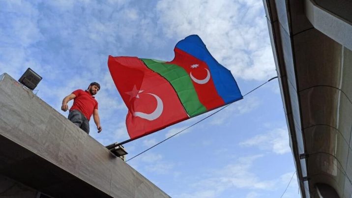 Bakı Türkiyə-Azərbaycan bayraqlarına büründü – Foto