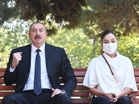 Prezidentlə xanımı bir aylıq əməkhaqqını Ordu üçün ayırdı