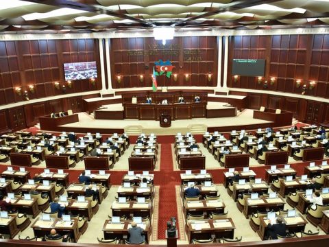 Parlamentdə bələdiyyələrdən NARAZILIQ: “Fəaliyyəti dayandırılmalıdır”