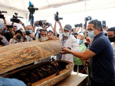 Misirdə Sakkara nekropolunda içində mumiya olan sarkofaq açıldı – VİDEO
