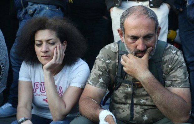 Paşinyanın arvadı döyüşə gedir – FOTO