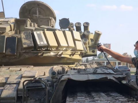 Düşmənin atıb getdiyi hərbi texnika Azərbaycan ordusunun hərbi texnikasının rəngində rənglənir – VİDEO