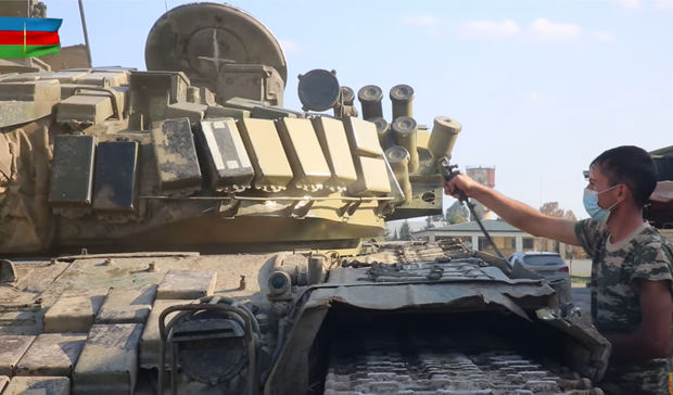 Düşmənin atıb getdiyi hərbi texnika Azərbaycan ordusunun hərbi texnikasının rəngində rənglənir – VİDEO