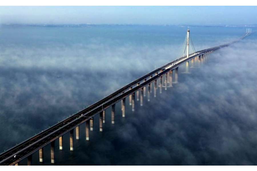 Yanqtze çayı üzərindən inşa edilən asma körpü istismara verilib