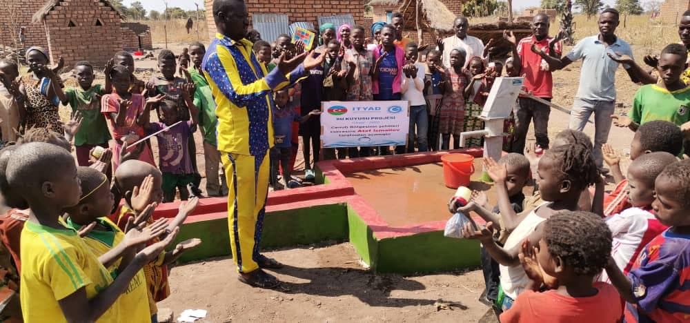 Xeyriyyəçi xanım şəhidlərin xatirəsini əbədiləşdirmək üçün Afrikanın bir bölgəsinə su çəkdirdi – Foto ,VİDEO