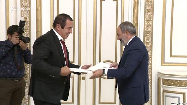 Çarukyanın Paşinyanın əlini sıxmaqdan imtina edib