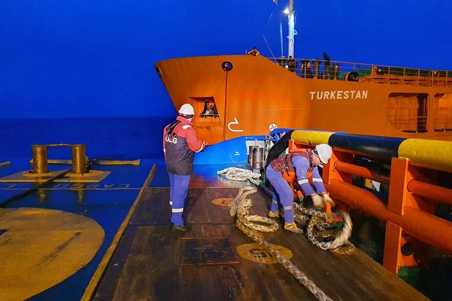 Qazaxıstanın qəza ilə üzlşən gəmisinə  Azərbaycan dənizçiləri yardım etdi