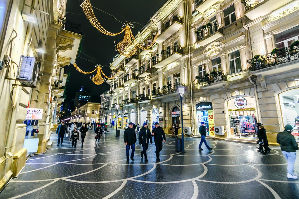 Sərt karantindən sonra Bakı gecələri — VİDEO