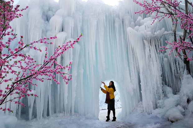 Donan şəlalənin ecazkar görüntüsü hər kəsi heyran etdi – VİDEO