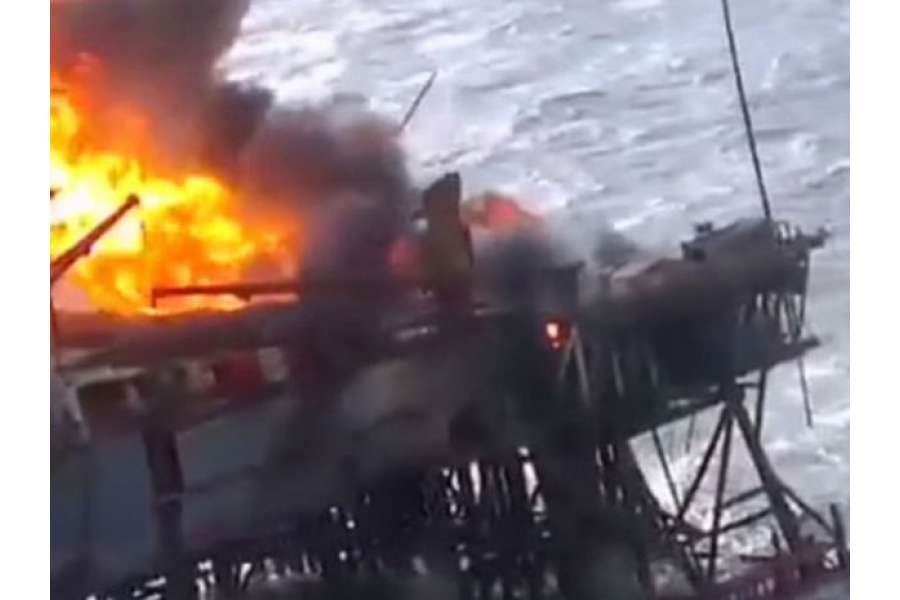 Yaponiya dənizində balıqşı gəmisi alovlara bürünüb