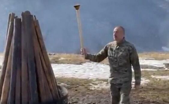 Prezident Cıdır düzündə Novruz tonqalı yandırdı – Video