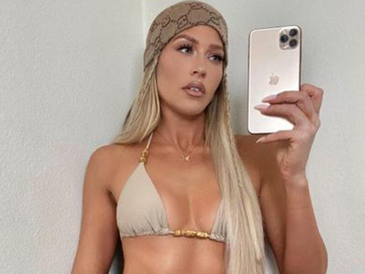 Bal ayında da telefonu əlindən yerə qoymur