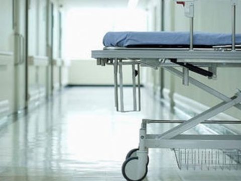 Evində təmir aparan kişi ağır yaralanıb