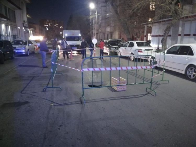 Bakıda iki yerdə yol çöküb – FOTO