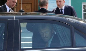 Peskovun xidməti maşını qəzaya düşdü