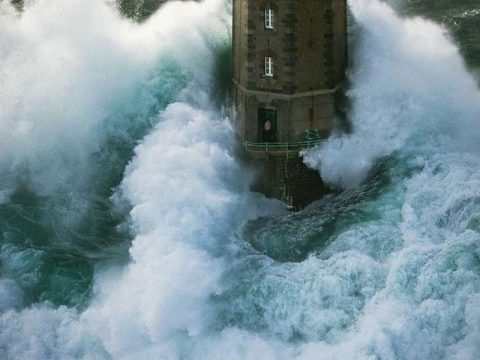 Mayak nəzarətçisi özü də bilmədən məşhur FOTOLARIN qəhrəmanı oldu