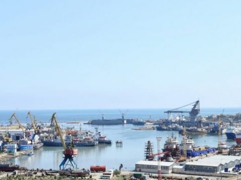 Gəmi təmirçilərinin ixtiyarına yeni futbol meydançası verilib – FOTOLAR