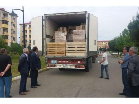 Dənizçilər məcburi köçkün ailələrini bayram sovqatı ilə sevindirib