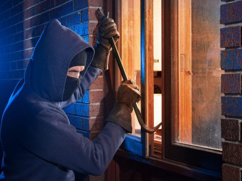 Xalça oğurlayan şəxs tutuldu – Eyni evə dəfələrlə girib