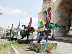 Beynəlxalq incəsənət festivalının rəssamları işğaldan azad olunan ərazilərdə “Xarıbülbül” maketlərini ərsəyə gətirdi