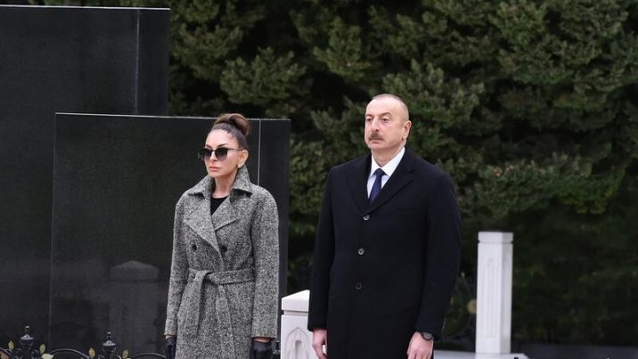 Prezident və xanımı Heydər Əliyevin məzarını ziyarət etdi