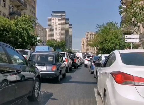 Bakının mərkəzində tıxac: Nəqliyyatın hərəkəti iflic oldu – VİDEO