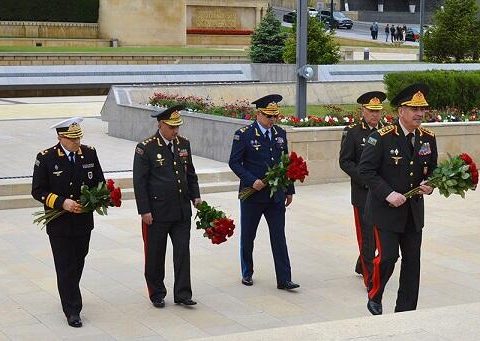 MN rəhbərliyi Həzi Aslanovun abidəsini ziyarət etdi