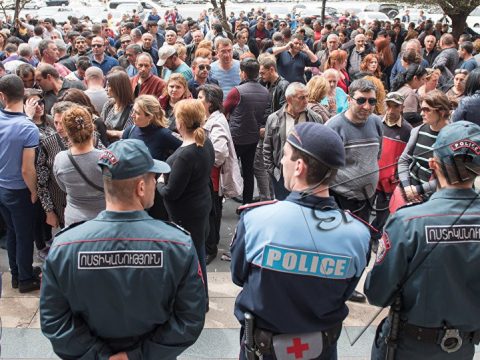 Ermənistanda gərginlik artır: Səngərsiz müharibə…