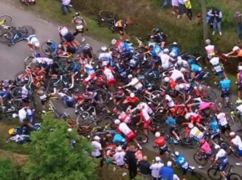 Azarkeşin plakatı Tur de-Fransda kütləvi qəzaya səbəb oldu – VİDEO