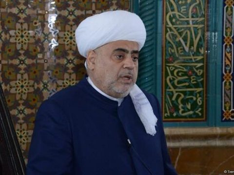 Şeyx ittihamlara cavab verdi: Heç kimin qucağında olmamışam