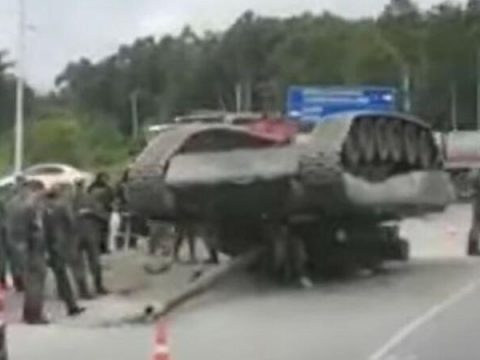 Qəribə hadisə: tank şəhərin MƏRKƏZİNDƏ AŞDI – FOTO