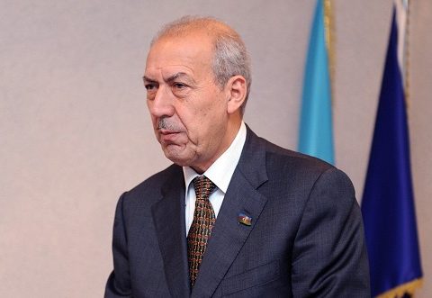 Keçmiş deputatın sürücüsü azyaşlı qızı döydü