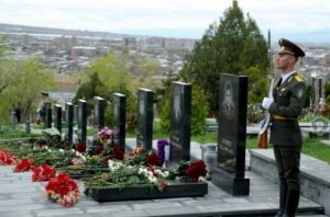 Ermənistanda ölənlərin xatirəsi belə yad edilir…