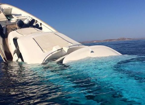 Yunanıstanda məşhur kurort ərazisində gəmi batdı