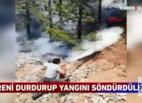 Türkiyədə maşinistlər qatarı saxlayıb yanğını söndürməyə başladılar – VİDEO