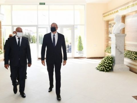 Prezident İlham Əliyev iki məktəbə baş çəkdi – Fotolar