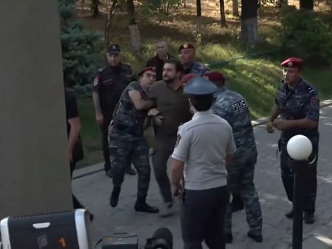 Paşinyanın etiraz edən hərbçi valideynləri zorla qovuldu – VİDEO