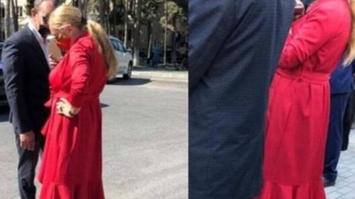 Qıpqırmızı geyimdə Şəhidlər xiyabanına gələn qadın kimdir? – VİDEO