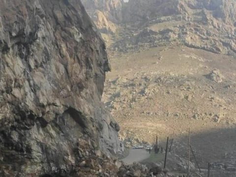 Lerikdə qaya uçdu: yol bağlandı