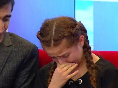 Atasının çiynində məktəbə gedən qızın problemi həll olundu – FOTO