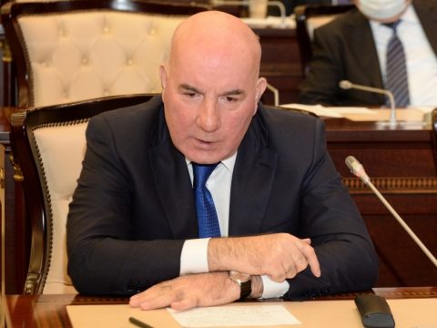 Elman Rüstəmov deputatlar qarşısında çıxış edir