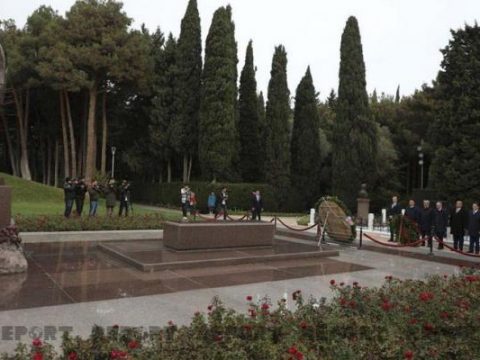 Türk Şurasına üzv dövlətlərin Baş prokurorları Fəxri və Şəhidlər xiyabanlarını ziyarət etdi – FOTO