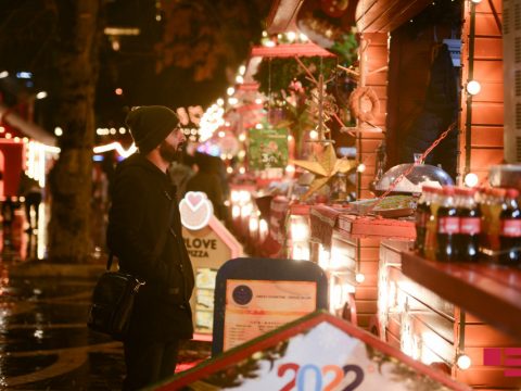 Bizi qovan yekəpər mühafizəçi, müxbirimizi söhbətə çağıran satıcı, sirli taxta ev – Reportaj