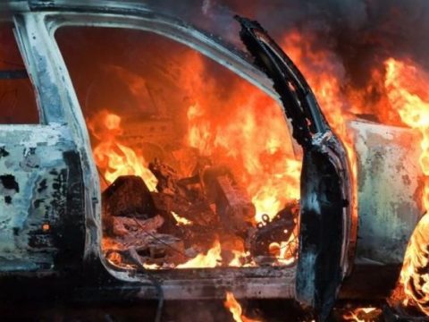 Qaz xəttinə çırpılan maşın alovlandı