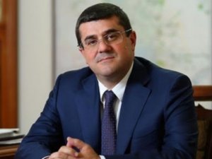 Erməni separatçılarının başçısı jurnalistləri hədələyir