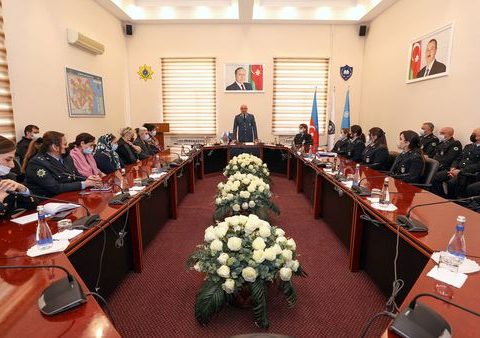 Gömrük Akademiyasının rəhbərliyi qadınları təbrik edib