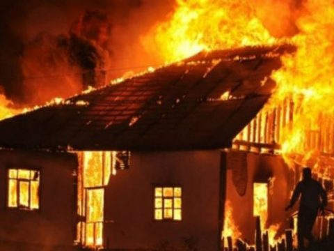 Qaxda ev əşyaları ilə birgə YANDI