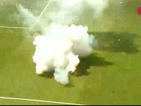 Futbol oyununda meydançaya əl qumbaraları atılıb – VİDEO